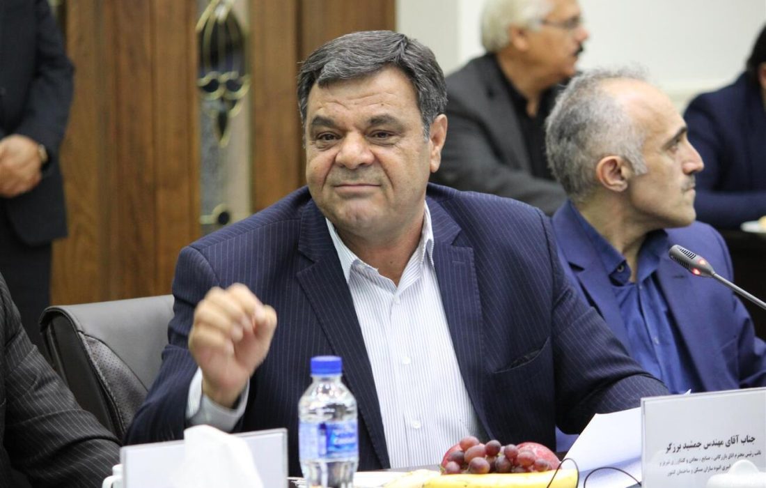 عرضه ارز پتروشیمی‌ها کلید ثبات بازار/ دخالت موثر بانک مرکزی ادامه یابد